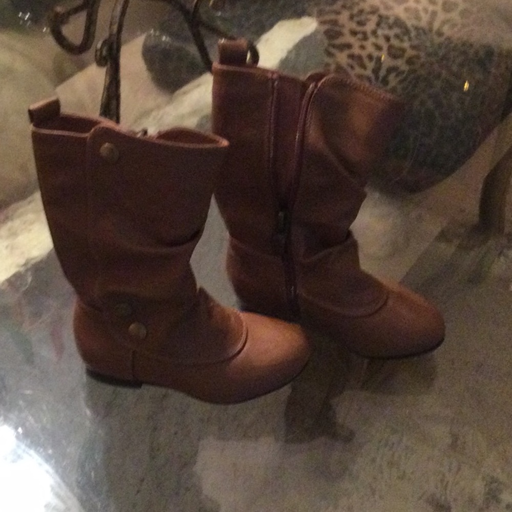Girls boots